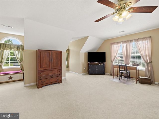 726 DOE RUN RD, Inwood, WV 25428