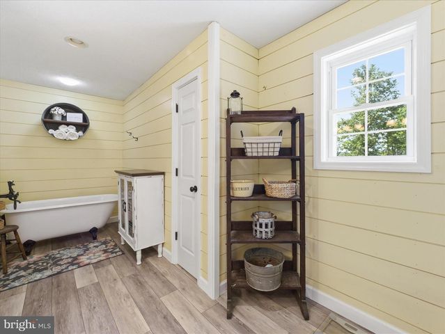 726 DOE RUN RD, Inwood, WV 25428