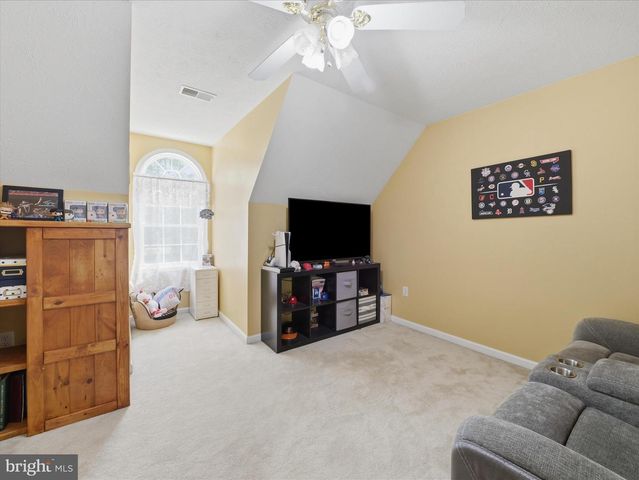 726 DOE RUN RD, Inwood, WV 25428