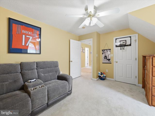 726 DOE RUN RD, Inwood, WV 25428