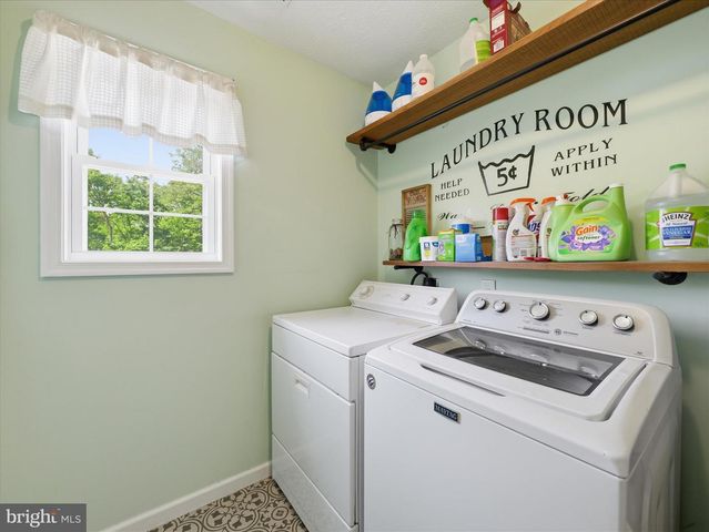 726 DOE RUN RD, Inwood, WV 25428