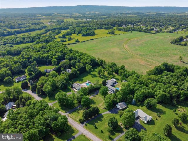 726 DOE RUN RD, Inwood, WV 25428