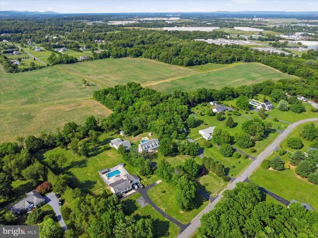 726 DOE RUN RD, Inwood, WV 25428