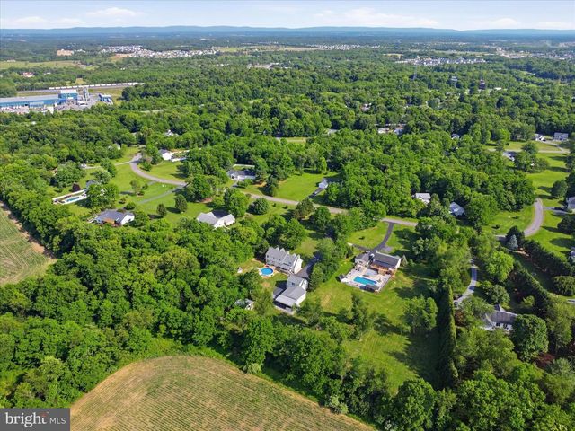 726 DOE RUN RD, Inwood, WV 25428