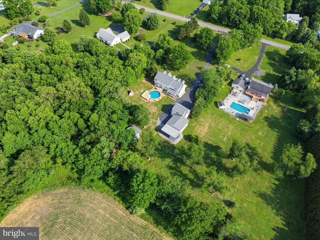 726 DOE RUN RD, Inwood, WV 25428