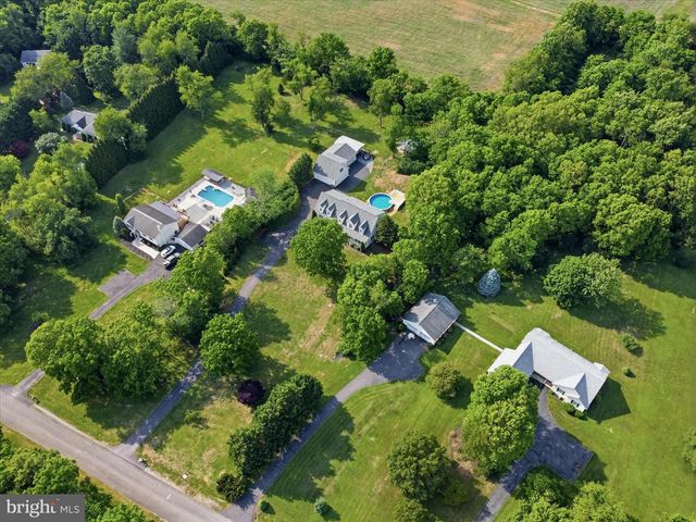 726 DOE RUN RD, Inwood, WV 25428