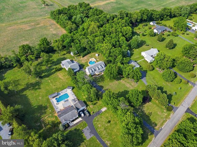 726 DOE RUN RD, Inwood, WV 25428