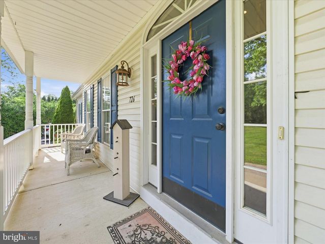 726 DOE RUN RD, Inwood, WV 25428