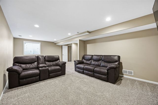 1577 Hunters Creek Way, Marion, IA 52302