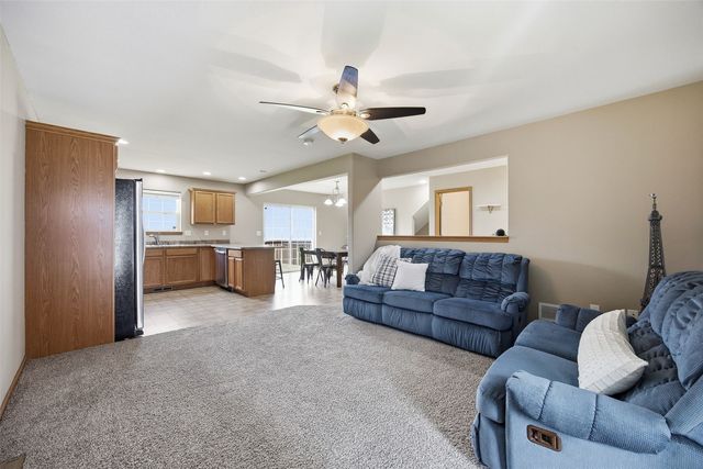 1577 Hunters Creek Way, Marion, IA 52302