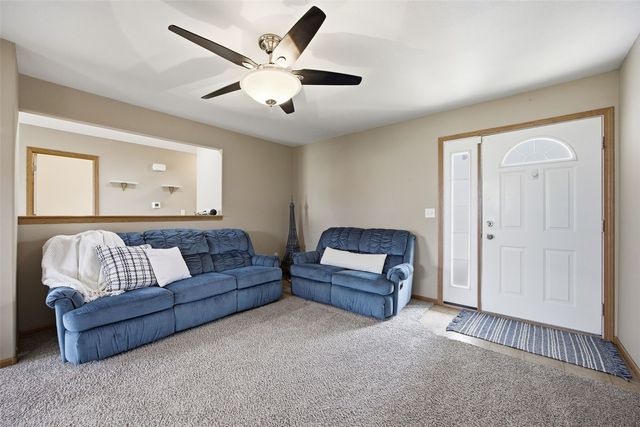 1577 Hunters Creek Way, Marion, IA 52302