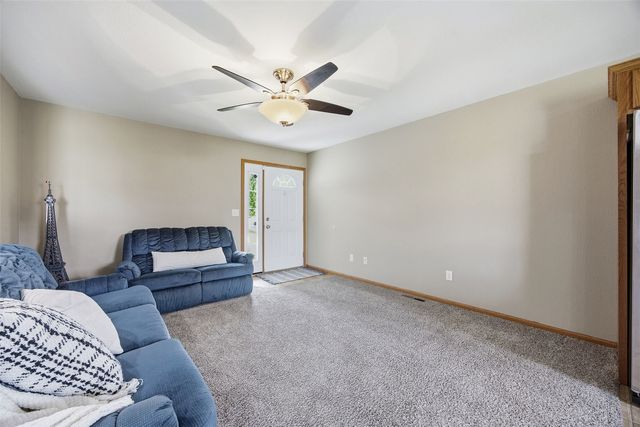 1577 Hunters Creek Way, Marion, IA 52302