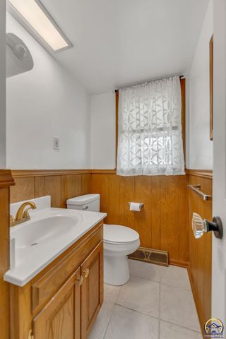 1512 SW Ward PKY, Topeka, KS 66604