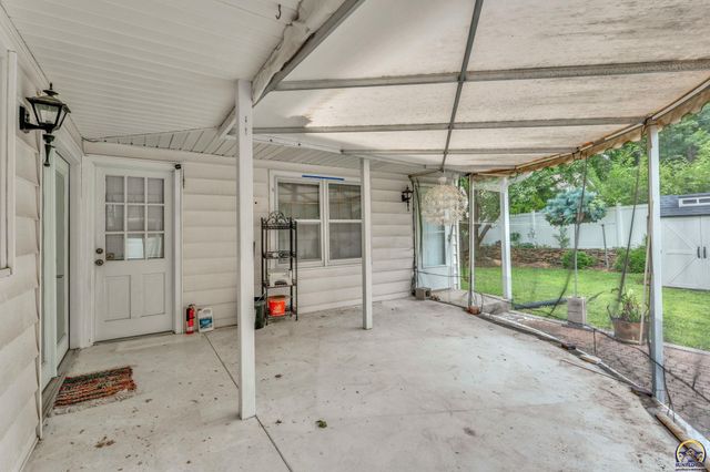 1512 SW Ward PKY, Topeka, KS 66604