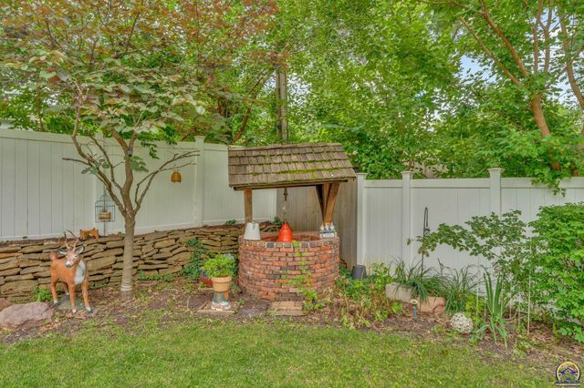 1512 SW Ward PKY, Topeka, KS 66604