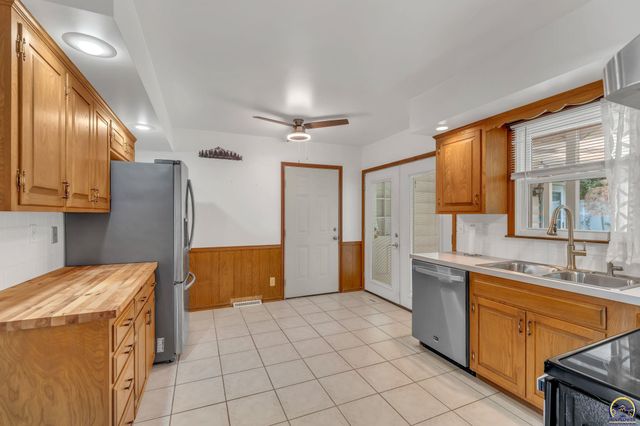 1512 SW Ward PKY, Topeka, KS 66604