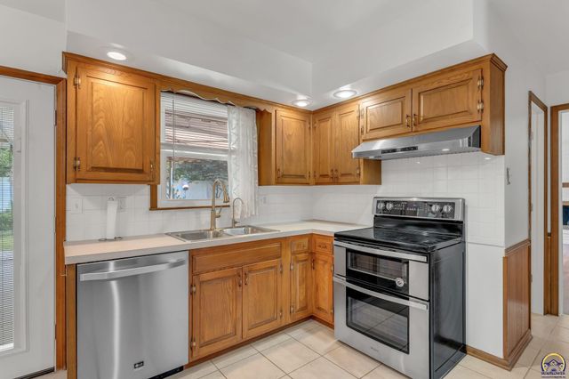 1512 SW Ward PKY, Topeka, KS 66604