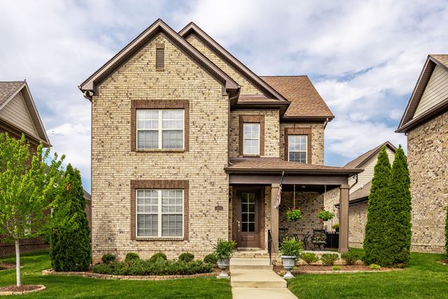 1084 N McMahan Dr, Gallatin, TN 37066