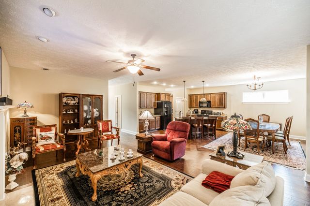 1084 N McMahan Dr, Gallatin, TN 37066