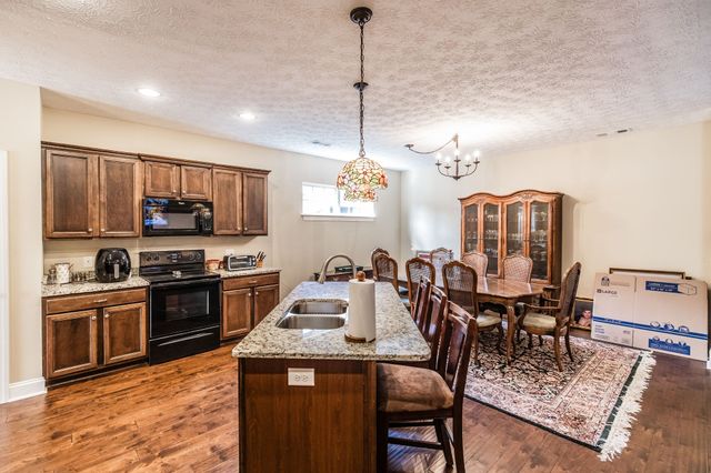 1084 N McMahan Dr, Gallatin, TN 37066