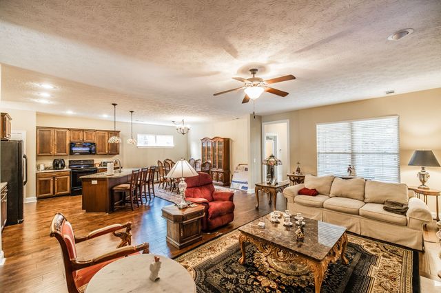 1084 N McMahan Dr, Gallatin, TN 37066