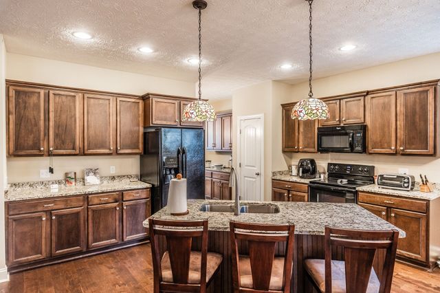 1084 N McMahan Dr, Gallatin, TN 37066