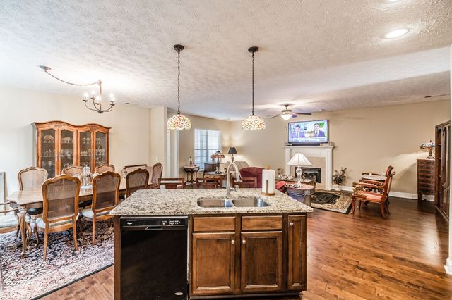 1084 N McMahan Dr, Gallatin, TN 37066