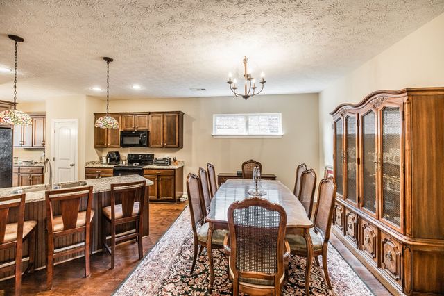 1084 N McMahan Dr, Gallatin, TN 37066