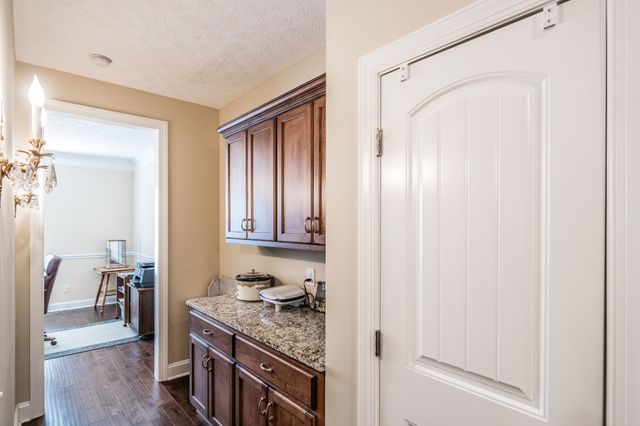 1084 N McMahan Dr, Gallatin, TN 37066