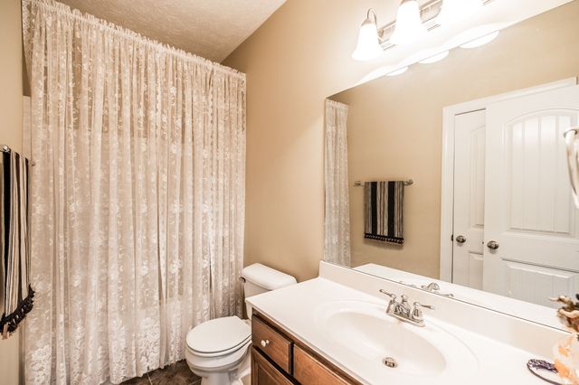 1084 N McMahan Dr, Gallatin, TN 37066