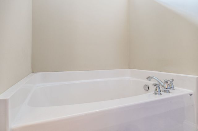 1084 N McMahan Dr, Gallatin, TN 37066
