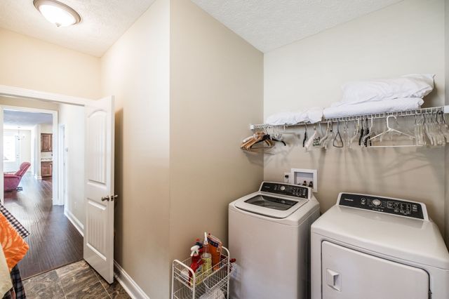 1084 N McMahan Dr, Gallatin, TN 37066