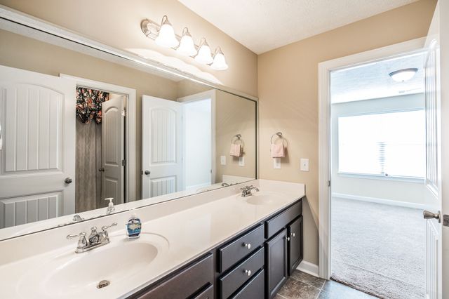 1084 N McMahan Dr, Gallatin, TN 37066