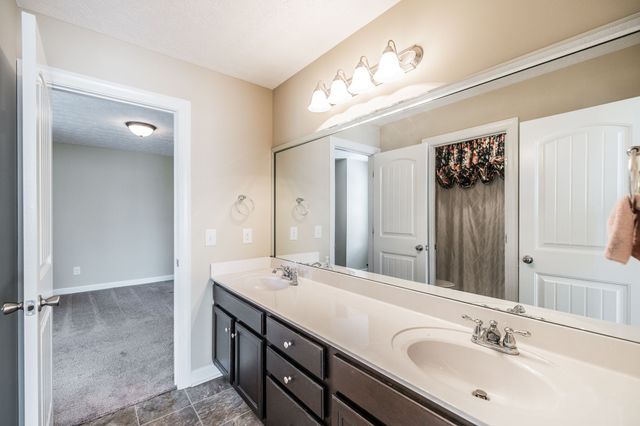 1084 N McMahan Dr, Gallatin, TN 37066
