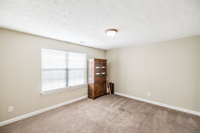 1084 N McMahan Dr, Gallatin, TN 37066