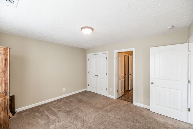 1084 N McMahan Dr, Gallatin, TN 37066