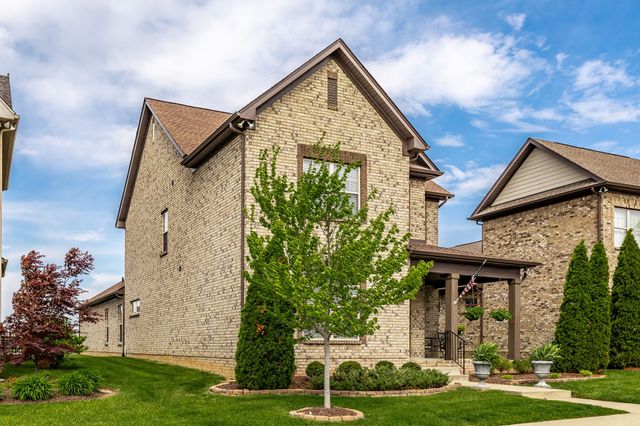 1084 N McMahan Dr, Gallatin, TN 37066