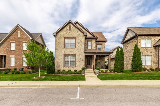 1084 N McMahan Dr, Gallatin, TN 37066