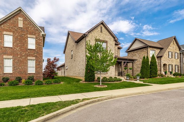 1084 N McMahan Dr, Gallatin, TN 37066