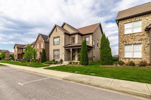 1084 N McMahan Dr, Gallatin, TN 37066