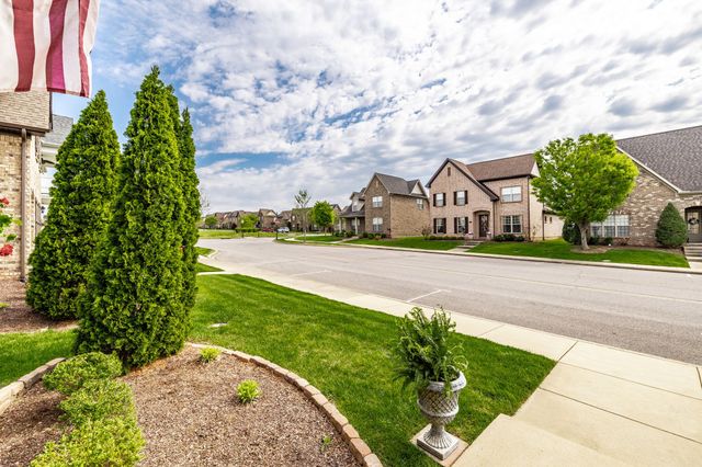 1084 N McMahan Dr, Gallatin, TN 37066