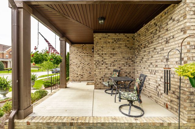 1084 N McMahan Dr, Gallatin, TN 37066