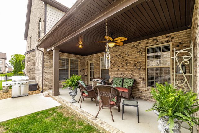 1084 N McMahan Dr, Gallatin, TN 37066