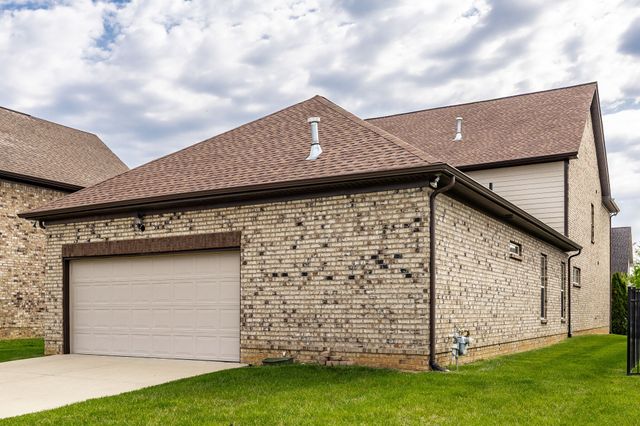 1084 N McMahan Dr, Gallatin, TN 37066
