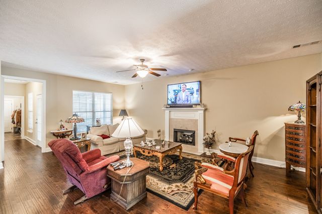 1084 N McMahan Dr, Gallatin, TN 37066