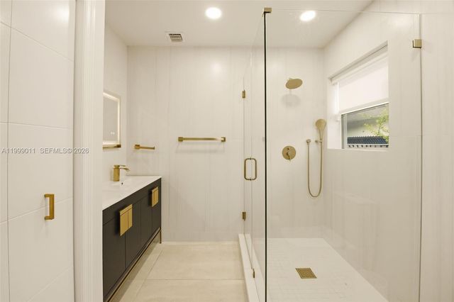 725 W 51st St, Miami Beach, FL 33140