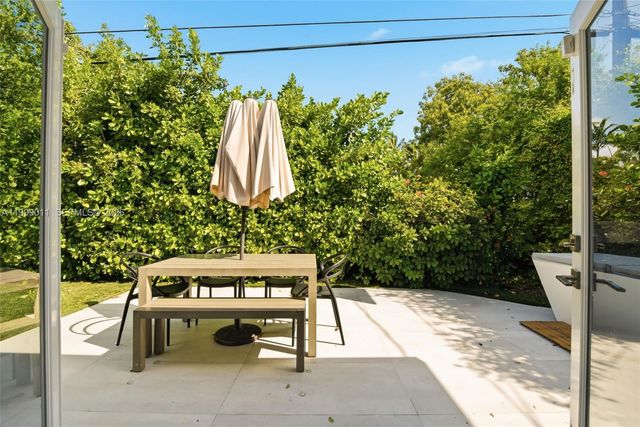 725 W 51st St, Miami Beach, FL 33140