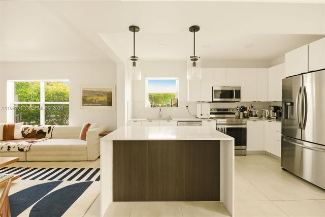 725 W 51st St, Miami Beach, FL 33140