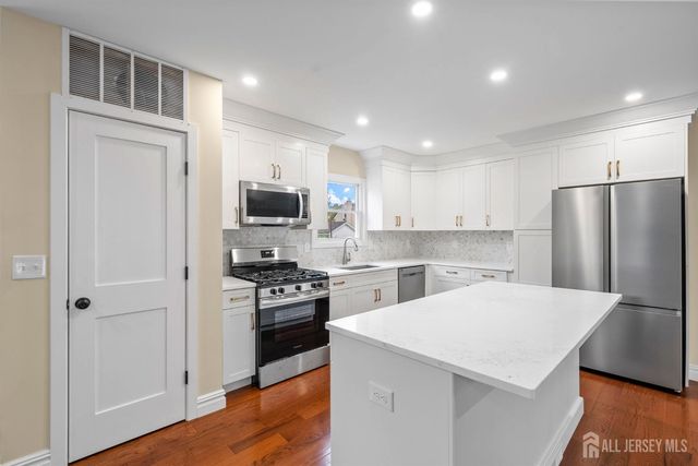 59 Oakland Avenue, Edison, NJ 08817