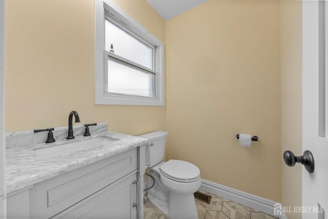 59 Oakland Avenue, Edison, NJ 08817